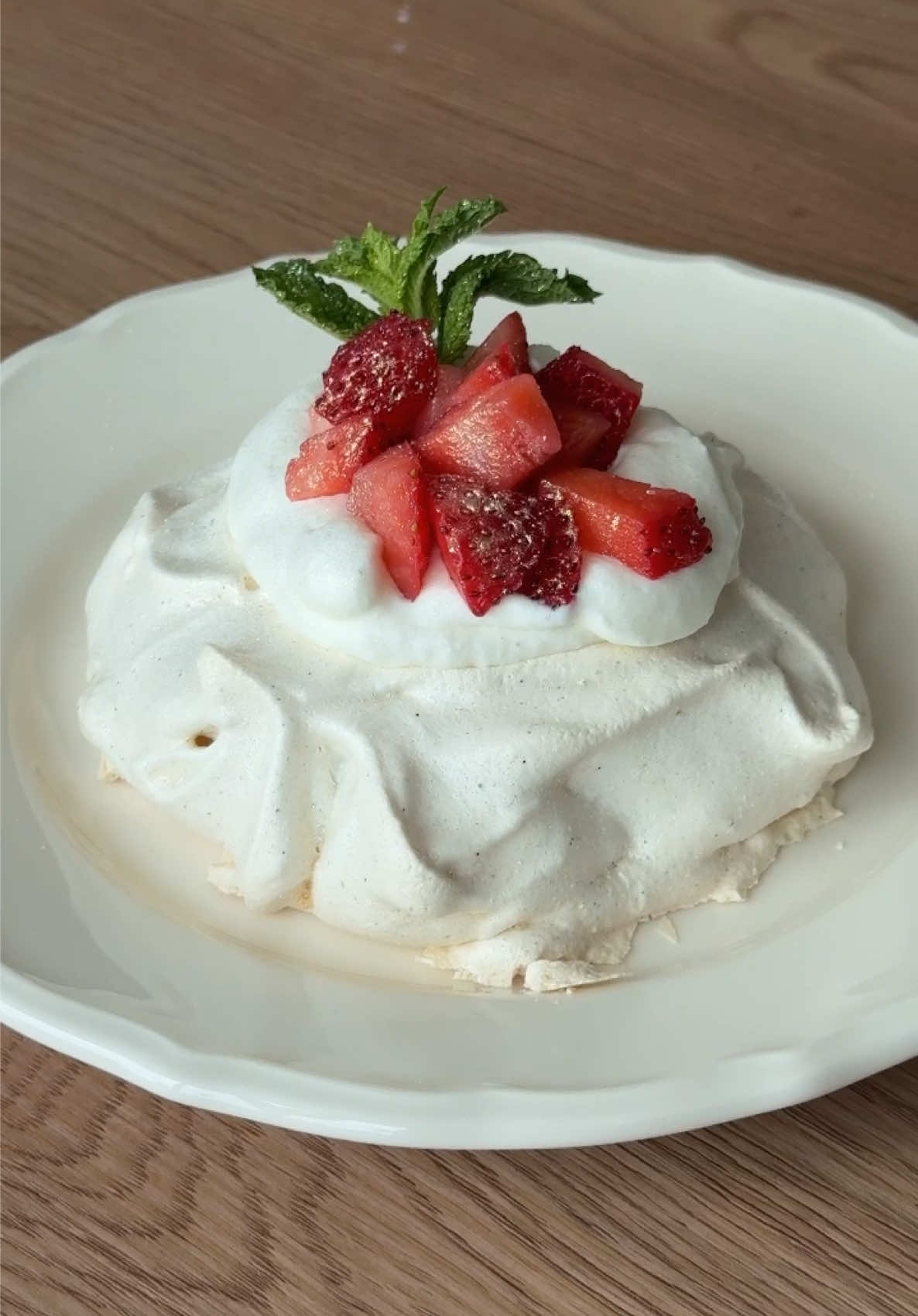 pavlova for 2 is my favorite little treat 🤭 PT. 2 #pavlova #easydessert #dessertsfortwo #summerdessert #desserts 
