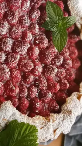 Галета з малиною #галета #заварне_тісто #малина #сімейні_рецепти_марини_гармаш Тоненьке тісто і багато соковитої начинки. Сьогодні моя галета з малиною. Обов'язково вам сподобається і сам процес приготування, так як складності взагалі немає. З цієї кількості інгредієнтів вийде дві таких галети як на фото. Потрібно: 100 мл води, 100 мл олії, щіпка солі, 280 гр борошна, 1 ч. л. розпушувача, 1 пачка ванільного цукру  Додатково: малина 2 ст. л. цукру, 1 ст. л. кукурудзяного крохмалю Для змазки: сметана Для посипки: ванільний цукор, мигдальні пластівці Малину промийте, дайте стекти рідині. Для тіста просійте борошно, додайте розпушувач, щіпку солі( дуже маленьку), ванільний цукор. Доведіть воду з олією до кипіння, введіть в борошно. Швидко перемішайте ложкою, потім рукою. Тісто м 'яке, добре відстає від рук. Дайте охолонути, розділіть на дві частини. Частину з якою не працюю, накриваю пакетом. Не розкачую тісто качалкою, а придаю тоненьку форму долонями. Такий спосіб мені більше подобається. Доречі це роблю одразу на деко з пергаментом. Крохмаль та цукор перемішайте, насипте частину суміші на середину тіста,  потім зверху ягоди. Для кожної галети беру нову порцію посипки. Відступіть від краю приблизно 2 см. Сформуйте галету, посипте сумішшю яка залишилася зверху. Смажте тісто сметаною посипте ванільним цукром і любою посипкою за смаком на ваш вибір. В мене мигдальні пластівці. Випікайте при температурі 180 градусів 35 - 40 хвилин. Подавати таку випічку можно як теплу, так і охолоджену. Люблю саме охолоджений варіант. Тоненьке тісто та багато начинки, за допомогою крохмалю всі соки з ягід залишаються в галеті. Рекомендую! Смачних та приємних моментів!