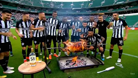 A resenha tá garantida! 😂 Jogador do Botafogo assando porco, tomando 51 e mandando a real pra porcada antes do jogo! Se você curte zoeira de futebol raiz, já segue o perfil e cola com a gente pra mais lances assim! ⚽🔥🐷#mundial2025 #botafogo #palmeirasoficial #palmeirasminhavidaevoce #botafogo_mil_grau_ #botafogonotiktok #veo3 #engracadostiktok #engracadosvideos #futebolmeme #porco #churrasco #naotemmundial #segueai 