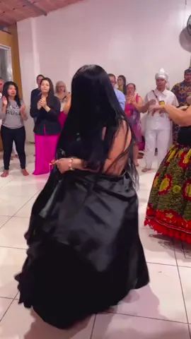 “Quando Maria Mulambo pisa no terreiro, tudo silencia… só fala a alma. Com sua elegância, dor e poder, ela varre o que não serve e revela o que cura. Laroyê, minha rainha de ouro e estrada!” 🌹🖤🔥👠 #MariaMulambo #Pombogira #Laroyê #PovoDeRua #Quimbanda #ForçaFeminina #Espiritualidade #Incorporação #GuardiãDasEncruzilhadas #TrabalhoEspiritual #PoderDePombogira #Axé #CaminhoAberto