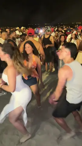 Disfruta de la fiesta nocturna.