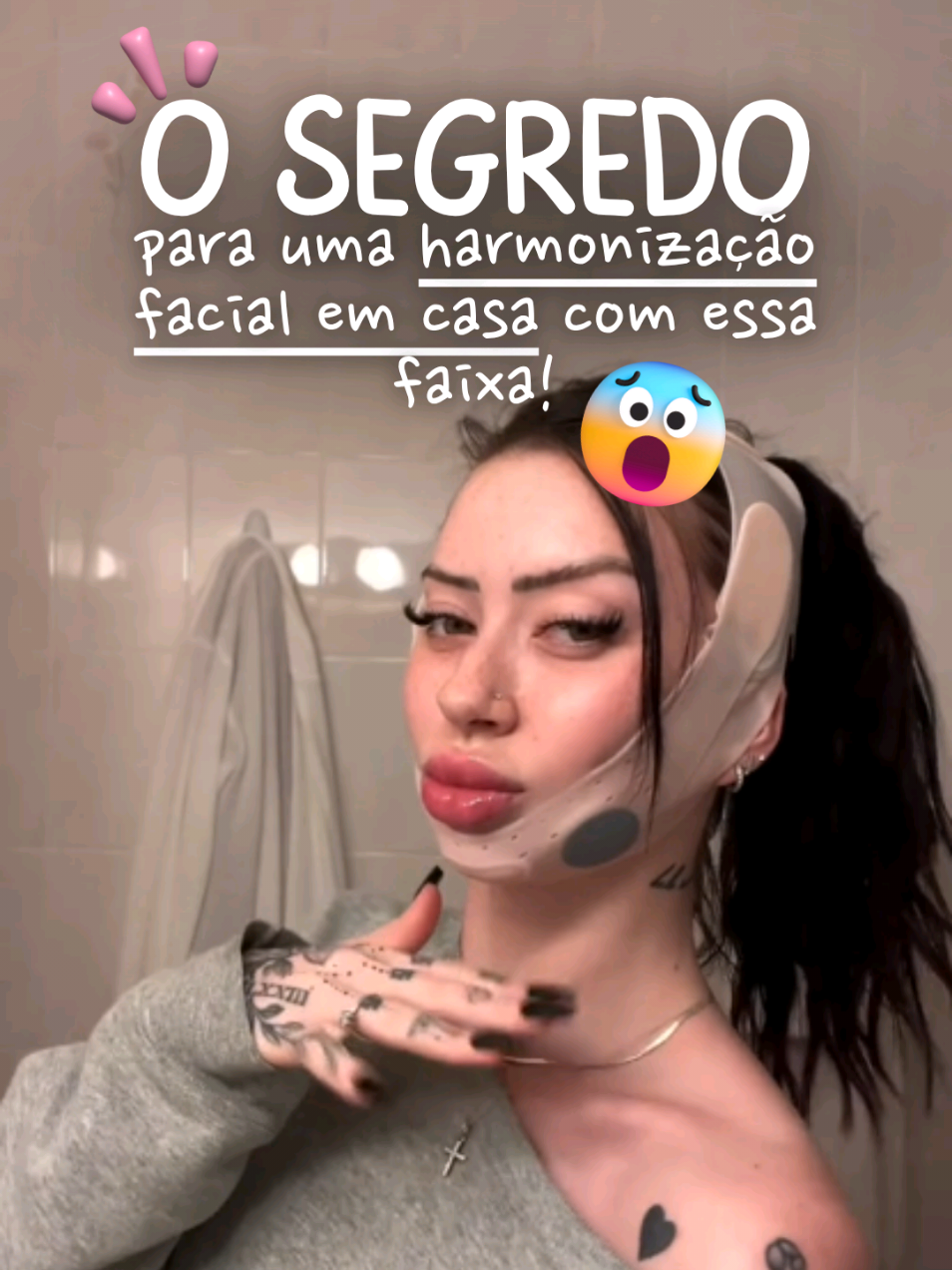 Coment@ LIFT que o l!nk chega na hora ✨ 👀 Aquela faixa facial que parece bizarra no rosto, mas entrega TUDO no contorno? É essa! Dá uma leve pressionada, melhora a circulação, desincha e ajuda a dar aquele efeito afinado sem esforço. A estética agradece — e o bolso também 💸 Achadinho da Shopee que vale a pena testar! Outras formas de obter os l!nks:👇🏽 🐱 💟 Id do produto nos comentári0s; 🩶 No l!nk que está na Bio. máscara lifting facial, faixa que afina o rosto, acessório skincare viral, lifting facial sem cirurgia, faixa papada, acessório drenagem facial, produto estético barato, faixa v-shape shopee, máscara de contorno facial, lifting rosto coreano, Produto que comprei na shopee, achadinhos da shopee, achados da shopee, harmonização facial, papada flácida, queixo duplo, mandíbula definida, queixo definido, mandíbula marcada, faixa para papada, skincare coreano, skincare, Coreia, kbeauty, k-beauty #skincareviral  #AchadinhosDaShopee #LiftingFacial #AutoCuidado #ShopeeBrasil 