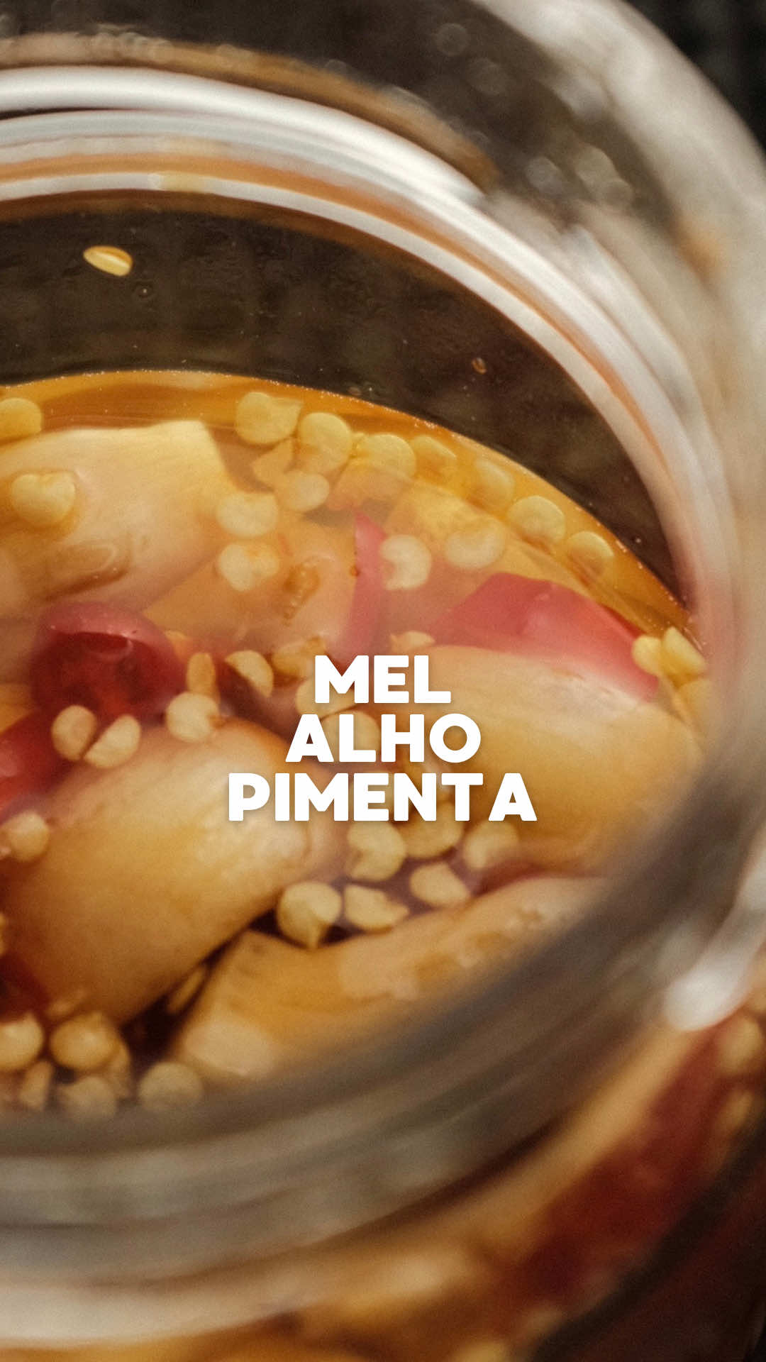 Mel fermentado com alho e pimenta 🐝🧄🌶️ Esse mel dá pra passar em tudo, numa borda de pizza então, espetáculo. 2 cabeças de alho 4 pimentas dedo de moça  Mel até cobrir  Pelo menos 1 semana fermentando, mas idealmente umas 3. Se fizer me marca!  #receitas #receitasfaceis #molho 