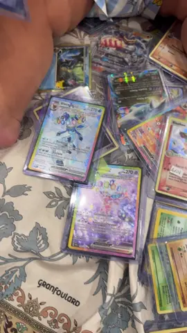 Beccato mentre rovistava tra le mie carte… e che carte poi 🤦🏻‍♂️ #pokemon #evoluzioni #xy #evoluzioniprismatiche 