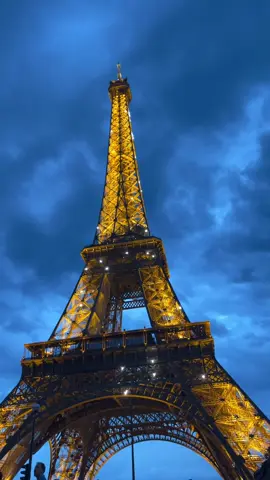 Ahhhh #paris #blackgirl #afrotrap #championsleague #effeltower 