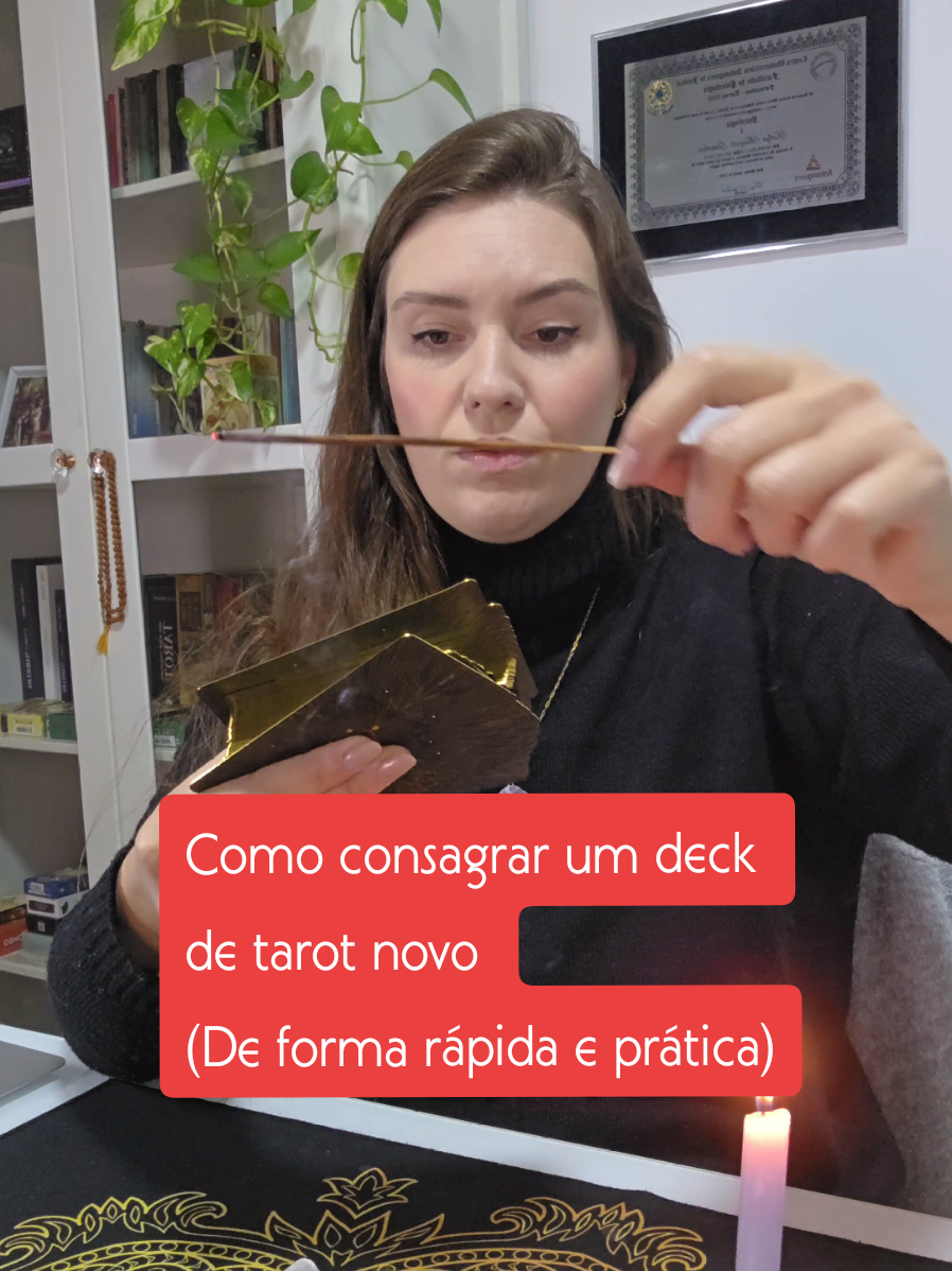 É assim que eu consagro o meu deck de Tarot, lembrando que não tem nada de obrigatório quando se trata de consagração. Você pode consagrar da forma como você sentir no seu coração. Também pode não consagrar, caso não queira e isso não vai tornar o seu Tarot menos funcional. Ao final da consagração, eu faço uma tiragem conversando com o tarot para entender a sua energia e como lidar com ele. Se você quer que eu compartilhe essa tiragem, comente. TIRAGEM DE CONEXÃO COM O TAROT que eu compartilho aqui 😉 #tarot #taro #consagração #espiritualidade 