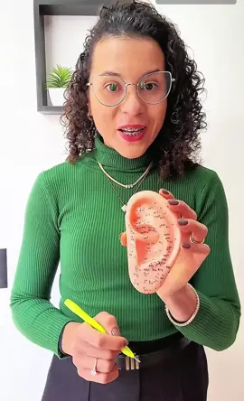 A orelha é um mapa do seu corpo! Na auriculoterapia, tratamos dores, ansiedade, insônia e muito mais… tudo pela orelha! 👂  Quer aprender essa técnica comigo? 💙 Clica no link da bio ou me chama! #auriculoterapia #terapiasnaturais #novaprofissão #tiktokaprende #MetodoEssence #acupunturaauricular #saúdeholística #julianadandreia 