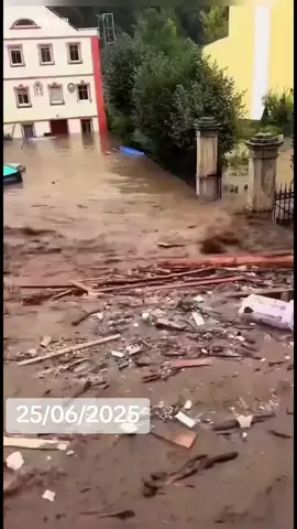 Gần đây: Quý Châu Trung Quốc đã hứng chịu trận lũ lụt nghiêm trọng. Cảnh tượng này thật hiếm có. Hãy cầu nguyện cho họ và chúc mọi người bình an và thành công!