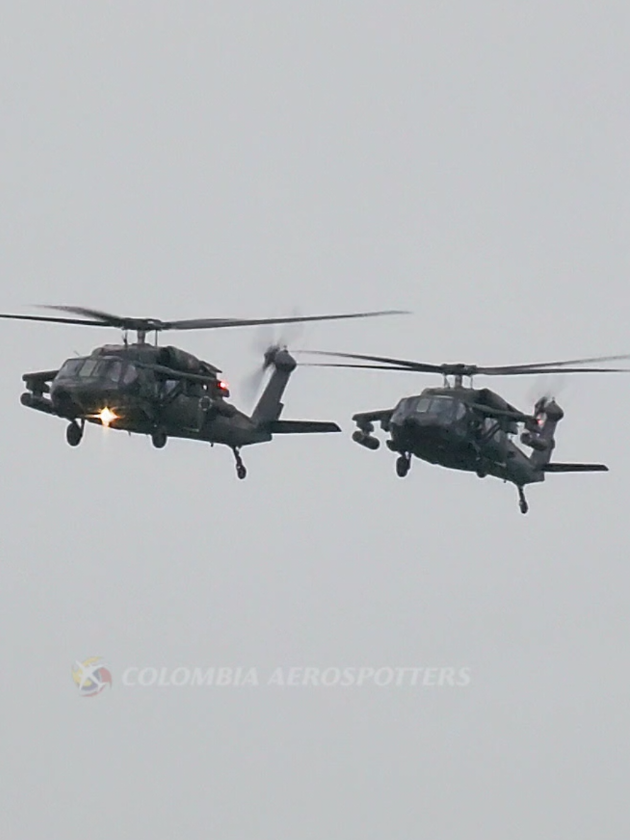 Helicópteros Arpía de la Fuerza Aeroespacial Colombiana en #MiercolesDeAlasRotatorias 😎👌 🚁 Fuerza Aeroespacial Colombiana  🚁 Sikorsky AH-60L Arpía III 🚁 FAC-4131                                      #FuerzaAereaColombiana #Helicopter #BlackHawk #Military #Travel #MilitaryAviation #Airplane #Aviation #Aviacion #Viajar #Pilot @Fuerza Aérea Colombiana 