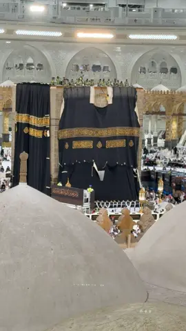 مراحل تغيير كسوة #الكعبة_المشرفة واستبدال الكسوة القديمة بالجديدة مع بداية #عام_هجري جديد وهي امتداد لـ 100 عام من خدمة #الحرمين_الشريفين من قبل المملكة العربية #السعودية 