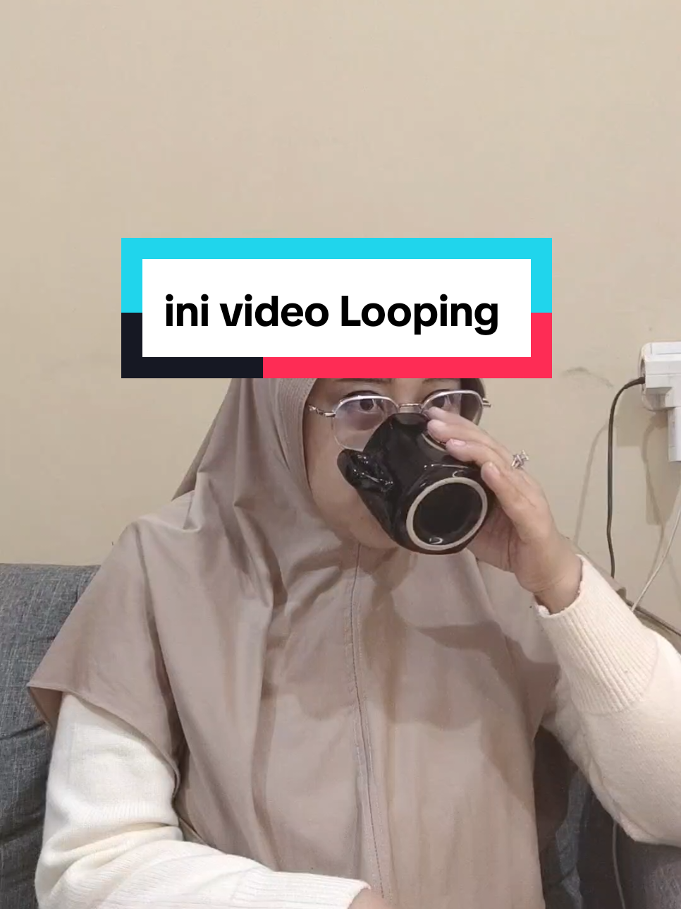 Apa Itu Teknik Looping Video TikTok? Looping video adalah teknik yang bikin video yang nggak terasa “berakhir”, jadi saat video selesai, penonton otomatis nonton ulang dari awal tanpa merasa itu video yang sama Tujuan Teknik Looping: 1. Meningkatkan durasi tontonan (retensi), karena orang nonton lebih dari sekali. 2. Bikin algoritma TikTok senang, karena video dianggap menarik. 3. Peluang FYP jadi lebih besar, karena video kamu dianggap “disukai banyak orang” mau tutorialnya? komen 'MAU' save videonya biar ga lupa  share sebanyak-banyaknya kalau rame aku kasih tutorial nya 🧏‍♀️ ini rahasia nya kenapa konten ku selalu ramai coba tonton tehnik yang aku pakai dari dulu tonton sampai akhir ya klik disini ⬇️ @SYIFABINTANG  mau belajar mengembangkan akun dan menghasilkan cuan?  cek disini ⬇️ @SYIFABINTANG  atau caranya ada di profil ya ❤ #looping #editing #belajarngedit #kreatorpemula #affiliatepemula 