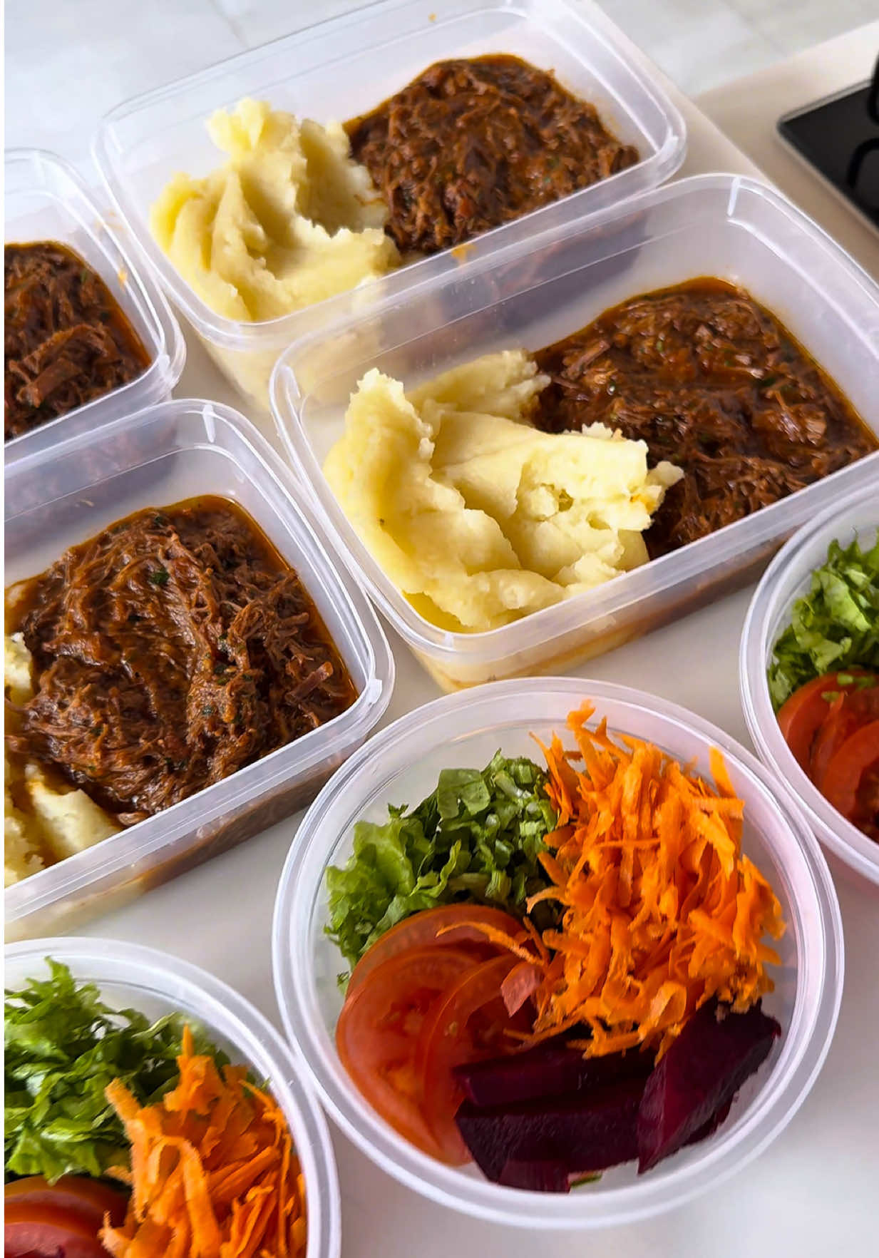 Marmitinha pra janta 😅❤️  Tentando não comer besteira a noite, fiz uma marmitinha gostosinha e no capricho pra uma alimentação bacana 🙌🏽 Ingredientes:  500g de acém  1 cebola  4 dentes de alho  1 tomate  (Páprica, molho de pimenta, pimenta calabresa, sal, cebola em pó, pimenta do reino)  2 colheres de shoyu  3 colheres de extrato de tomate  Água até cobrir 9 batatas(as minhas estavam pequenas)  Sal  Salada  Alface Tomate  Beterraba cozida  Cenoura ralada Obs: rendeu 3 marmitas para a quantidade que eu como.  #dica #dicas #receita #receitas #receitafacil #receitarapida #cozinha #chef #carne #saudavel #salada