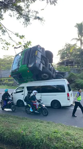 Sing kerjo resikone gede ngene ki 🥹 Semoga tidak ada korban🥹🙏🏻#fypシ゚viral #fypシ゚ #fyppppppppppppppppppppppp #kecelakaan #trukoleng #boyolali24jam⚡ 