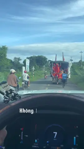 Ngày e thi tốt nghiệp để bước vào ngày đại học lại là ngày e rời bỏ gia đình 