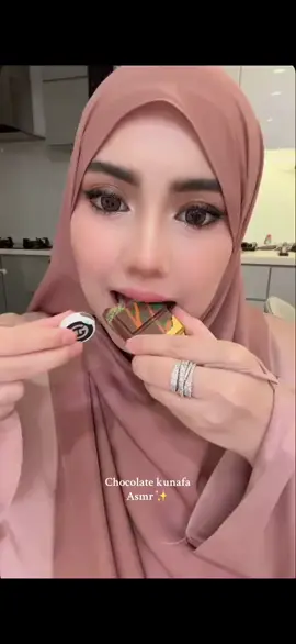 Kalau tengah stress, makan coklat.. Kalau tengah happy, makan coklat.. Kalau tak tahu nak makan apa... COKLAT KUNAFA BY THE DAPUR STORY jela terus!😝 #fyppppppppppppppppppppppp #coklatkunafa #kunafachocolate #bythedapurstoryb@Dahlia Rizal 