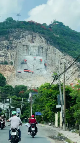 View Tượng Phật trên vách Núi Sam nhìn từ đường Bến Vựa - Châu Đốc.   #nuisam #chaudoc #langthangangiang 