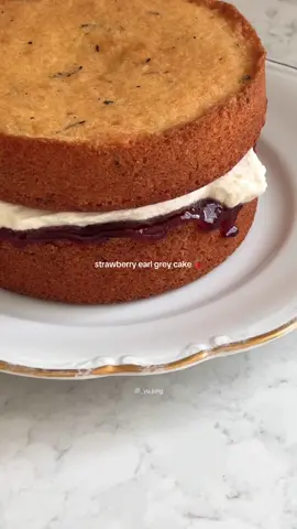 the easiest strawberry earl grey cake 🍓 @yujung | @_yu.jung  details: earl grey sponge cake layered with strawberry jam & whipped cream, and topped with powdered sugar #strawberry #earlgrey #victoriaspongecake #victoriacake #baking #homebaking #aesthetic #Summer #EasyRecipe #baketok #bakinginspo #딸기 #얼그레이 #빅토리아케이크 #여름 #베이킹 #홈베이킹 
