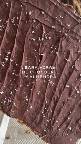 BARK DE CHOCOLATE CON ALMENDRAS - una delicia de postre fácil y rápido que te va a encantar!! Nos encanta hacerla para regalar en estas épocas o para tener una actividad con los niños en fin de semana y lo decoran como quieran!! Pruébenlo que es adictivo! INGREDIENTES: * 1 clara de huevo * 2 a 3 cdas de miel de maple o de abeja o 2 a 3 cdas de monkfruit * 1 ½ taza de almendras fileteadas * 200 g de chispas de chocolate semiamargo - 1 cdita aceite de coco para derretir el chocolate * Sal maldon PASOS: 1. Precalienta el horno a 180°C 2. En un bowl, mezcla la clara de huevo con las almendras y la miel. Luego, extiéndelo sobre una charola con papel para hornear hasta que quede una capa delgadita.  3. Hornea durante 20 minutos o hasta que la almendra quede dorada y crujiente.  4. Ya fría la placa de almendras, voltéala y mientras, derrite el chocolate con el aceite de coco en el micro en intervalos de 30 segundos. Esparce el chocolate sobre la almendra y espolvorea con sal.  5. Congela y Deja que el chocolate se endurezca antes de partir.  6. Sirve #mesasan#chocolate#happiness#foodiee#postre#saludable#viral#health#comida