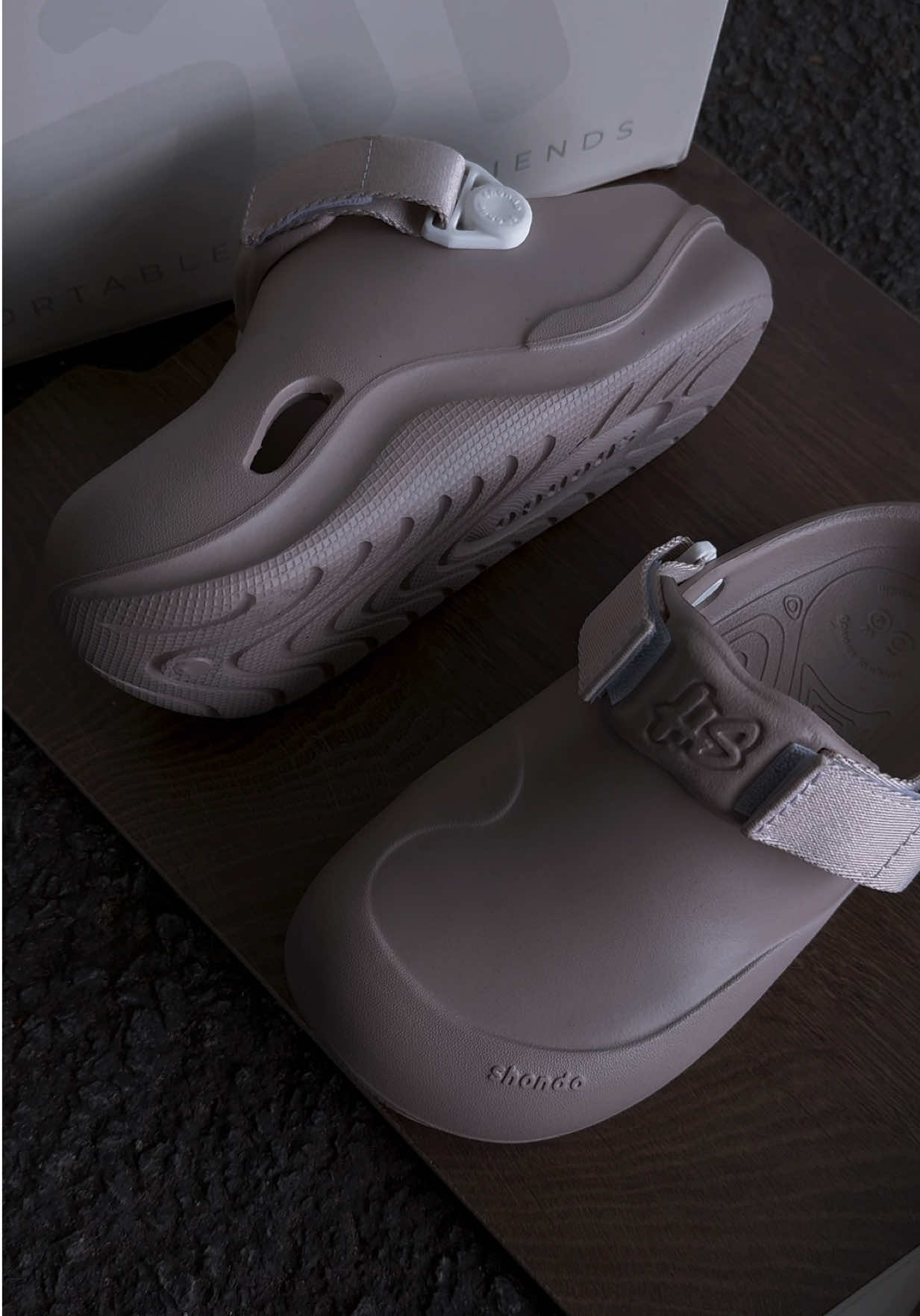 Một đôi giày thay thế cả sandals, sneaker hay dép? Nghe khó tin nhưng có thật mấy fen! Đây là SUKE – thiết kế clog mới nhất từ Shondo đó nha 🌻🌞 ⛈️ #Shondo #ShondoVietNam #sandal #comfortable #friends 