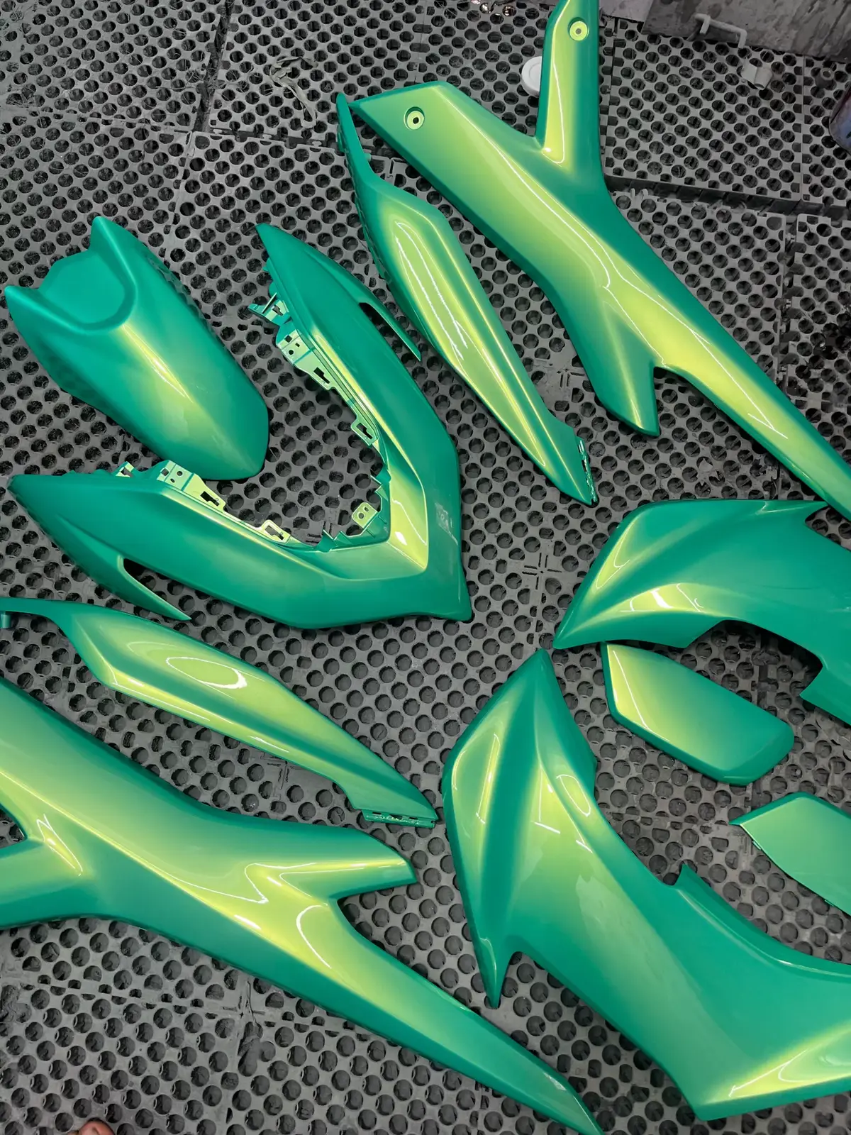 Done aliens green aerox new yg minat bisa dm ya warnanya jamin seger😍 #repaint #tukangcat #catbody #catmotor #co2painting #aerox #aeroxmodifikasi 