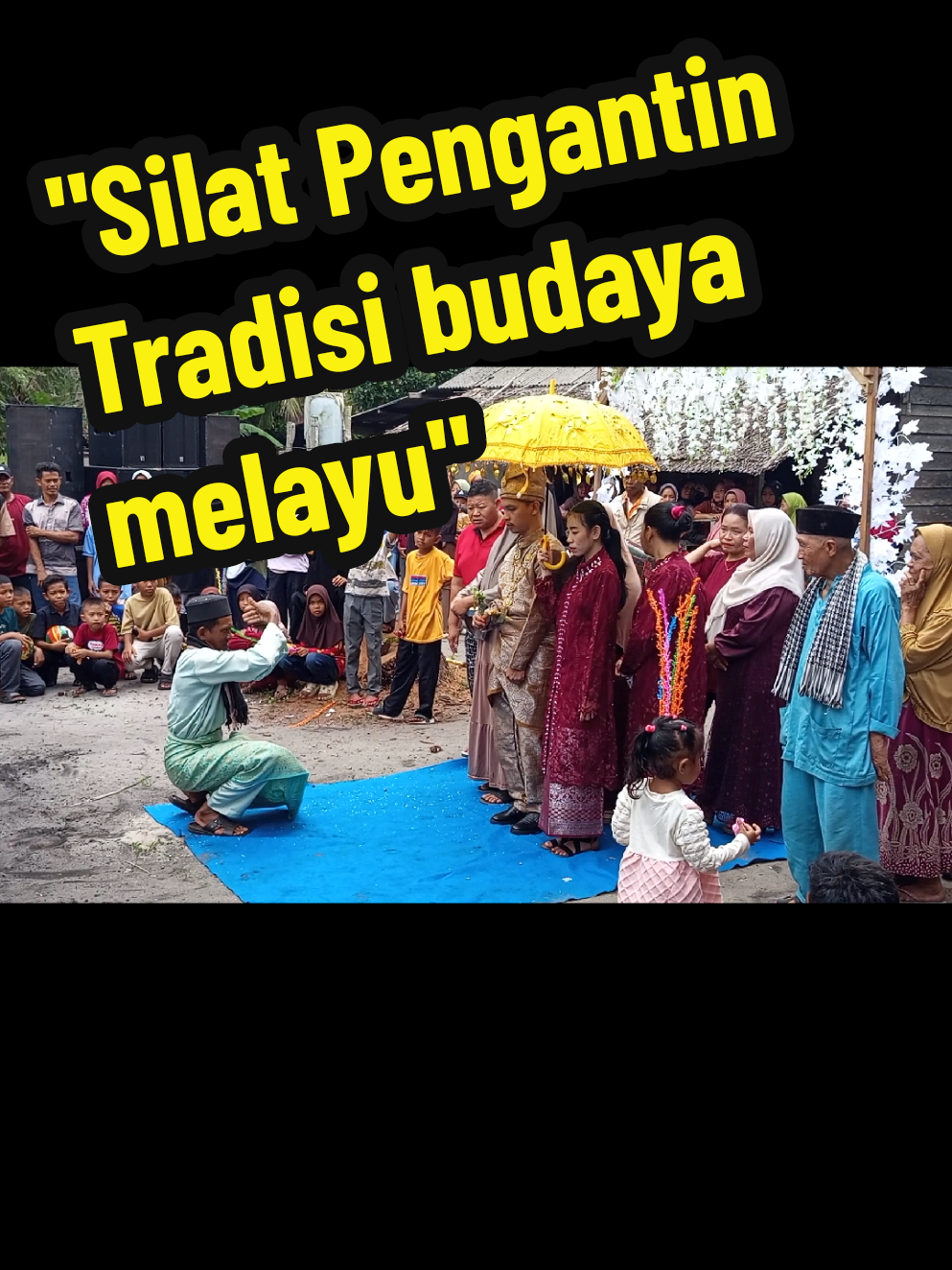 Salah satu tradisi pengantin Melayu yaitu silat ( warisan budaya Melayu)  Silat Melayu (Jawi: سيلت ملايو‎), juga dikenal sebagai Seni Persilatan Melayu[1] ('seni Silat Melayu') atau hanya Silat, adalah sebuah seni bela diri yang bersifat bela diri dari dunia Melayu, yang menggunakan langkah ('langkah') dan jurus ('gerakan') untuk menangkis atau menyerang, baik dengan atau tanpa senjata. Silat menelusuri asal-usulnya ke masa-masa awal peradaban Melayu, dan sejak itu berkembang menjadi tradisi pelatihan fisik dan spiritual yang baik yang mewujudkan aspek-aspek pakaian tradisional Melayu, seni pertunjukan, dan adat. Landasan filosofis Silat Melayu modern sebagian besar didasarkan pada spiritualitas Islam.[3] Gerakan dan bentuknya berakar dari dasar gerakan Silat yang disebut Bunga Silat, dan pertunjukan Silat biasanya diiringi dengan kumpulan genderang Melayu. #silat #melayu #pengantinmelayu #resang #singkepselatan #lingga #dabosingkep #kepri #budaya #tradisi #adatmelayu #indonesia  @PRABOWO @Kementerian Pariwisata RI @kemenbud 