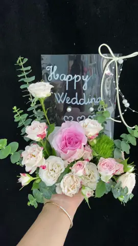 - Thêm 1 mẫu hoa để bàn đám cưới khác 1 chút cho chúng mình tham khảo nha. Các bà có thể tự làm ở nhà vs chi phí nhỏ hoặc là ib cho tui. Hihi #hoadeban #hoacuoi #cuoihoi 