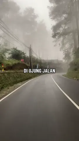 Ga bosen tiap hari lewat jalan ini ,jd rumahku di ujung jalan ini 🤔.               #diujungjalan #cikole #cikolelembang #lembangbandung #jalanjalan #motoran #pulang #vibes #kabut #lembanghits 
