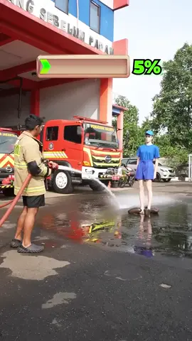 Kita tes kekuatan semburan selang pemadam kebakaran guys …  #pemadamkebakaran #damkarhits #damkarindonesia #semprotanairkencang 