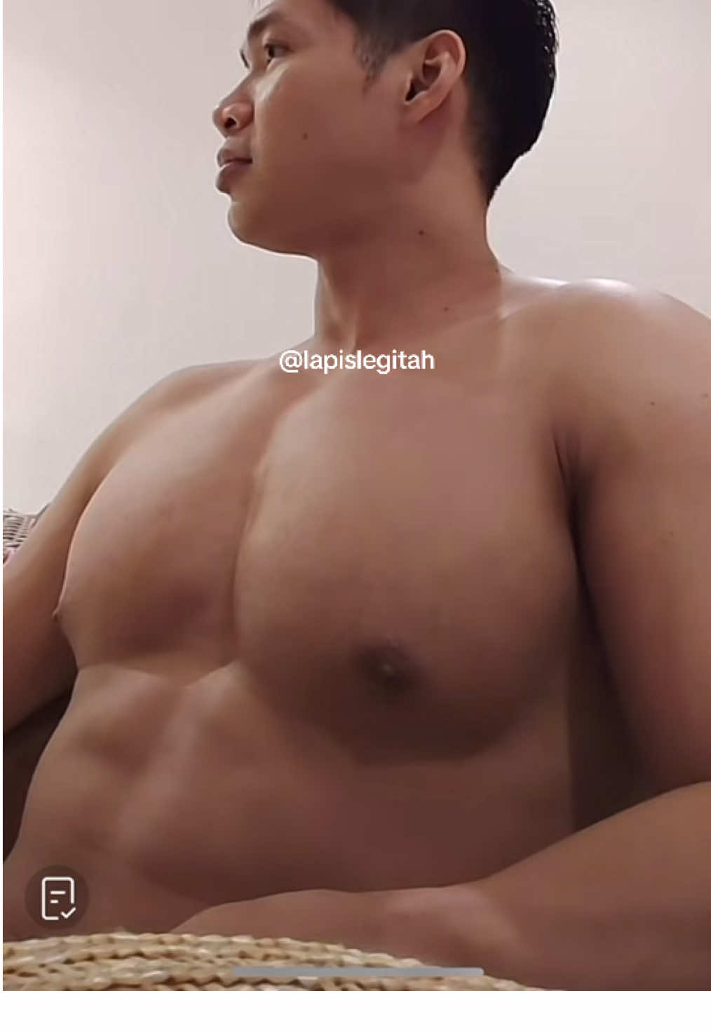 Ada 2 Video ya 😝 🙆🏼‍♂️ Bantu follow & bantu belanja di Showcase yaa 😍  #cogan #handsome #gym #GymTok #top #hyper #livetiktok #videoviral #hotdaddy #armpit #bodybuilders #hot #sixpack  #brondong #gemoy #cowokgemoy #slimbody   