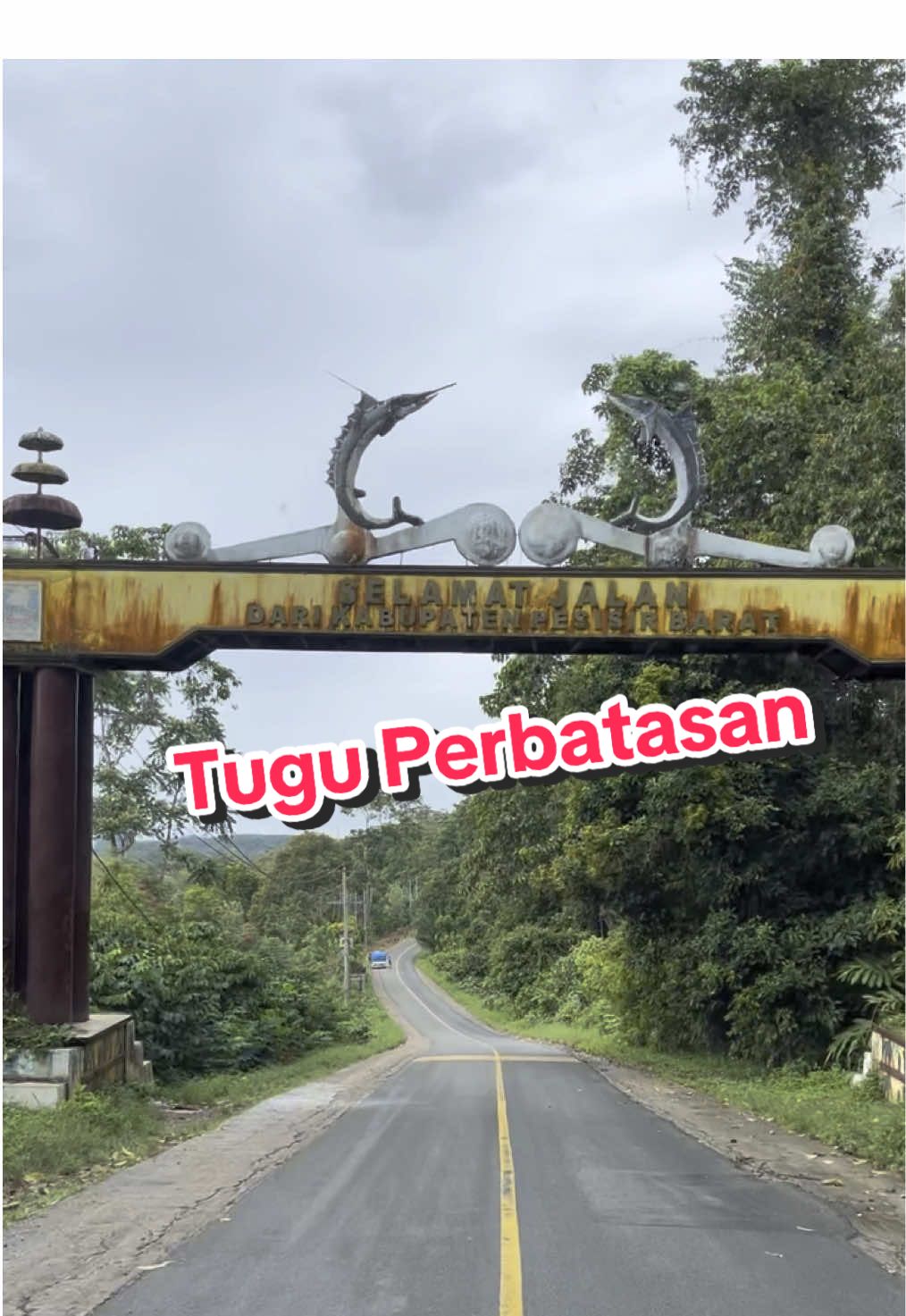 Tugu perbatasan pesisir barat & Tanggamus !!! #ademarotraveling #lampung #wisatalampung #TNBBS #fyp #hutankawasanTNBBS #viral #tamannasionalbukitbarisanselatan #gajahlampung #bus #busmania #harimau #gajah #hutan #harimausumatera #gajahsumatera #tanggamus #tanjakantnbbs #sedayu #buspariwisata #pesisirbarat