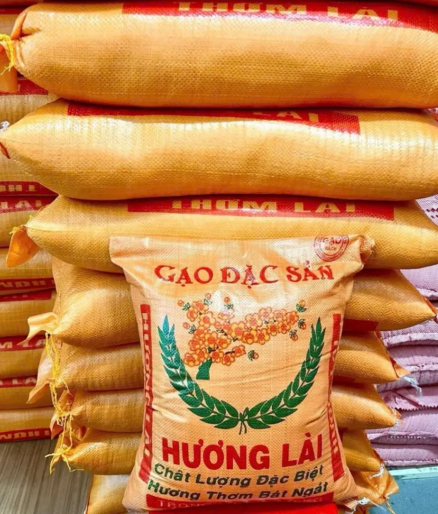 GẠO HƯƠNG LÀI - CƠM DẺO MỀM THƠM NGON 🍚 💰 #180k /1 bao 10 kg 👉Gạo có hạt thon dài, thơm hương lài. Cơm được nấu lên mềm, có mùi thơm ngát, ngon cơm và dễ ăn. * Đóng gói: Túi 10kg * Hương vị: thơm nhẹ, cơm mềm, hậu ngọt thanh * Cách nấu: Tỉ lệ gạo:nước vào khoản 1:1.2 là thích hợp (nếu muốn dẻo thơm hơn thì vào khoảng 1:1.25, nhiều hơn nữa có thể khiến cơm bị nhão). * Bảo quản: Nhiệt độ thường, tránh ánh nắng trực tiếp. Nên bỏ bao / túi gạo vào thùng hoặc xô có nắp đậy để tránh bị ẩm ướt, động vật gặm nhấm. Để hạt gạo vẫn cung cấp đủ dưỡng chất nhất