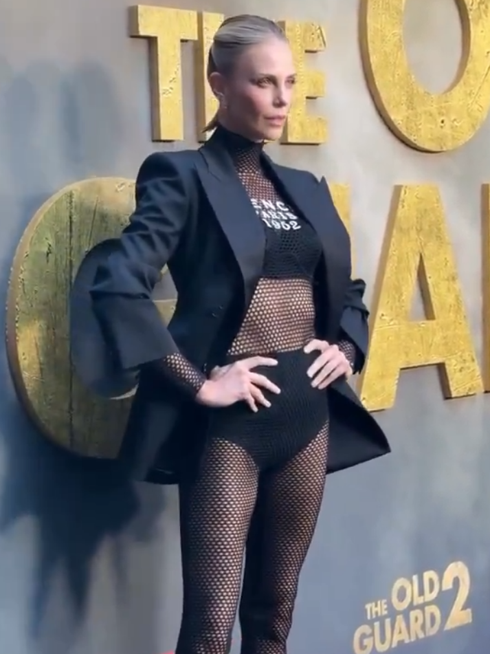 DIVAAA 🔥 #charlizetheron #charlizetheron🇿🇦 #middleagedactresses #actresses #fyp #fouryou #theoldguard2