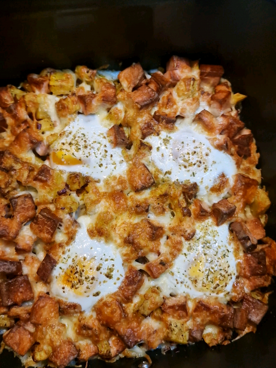Kartoffel & Leberkäse mit Spiegelei aus dem Airfryer Ich hab mein Virales Rezept im Airfryer getestet.  Ist Top geworden  - 4 große Kartoffeln  - 3 große Scheiben Leberkäse  - Salz, Pfeffer, Bratkartoffel- Gewürz - Öl  - 4 Eier - geriebener Käse  #heissluftfritteuse #airfryerrezepte#cosori #rezeptefürjedentag #leberkäse #auflauf #rezept #airfryerrecipes 