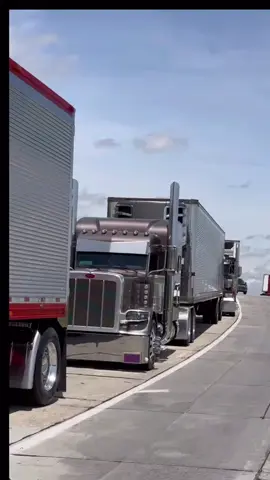 The American Way 🇺🇸 #trucking #truckinglife #usa #usa🇺🇸 #peterbilt #kenworth #hankwilliams 