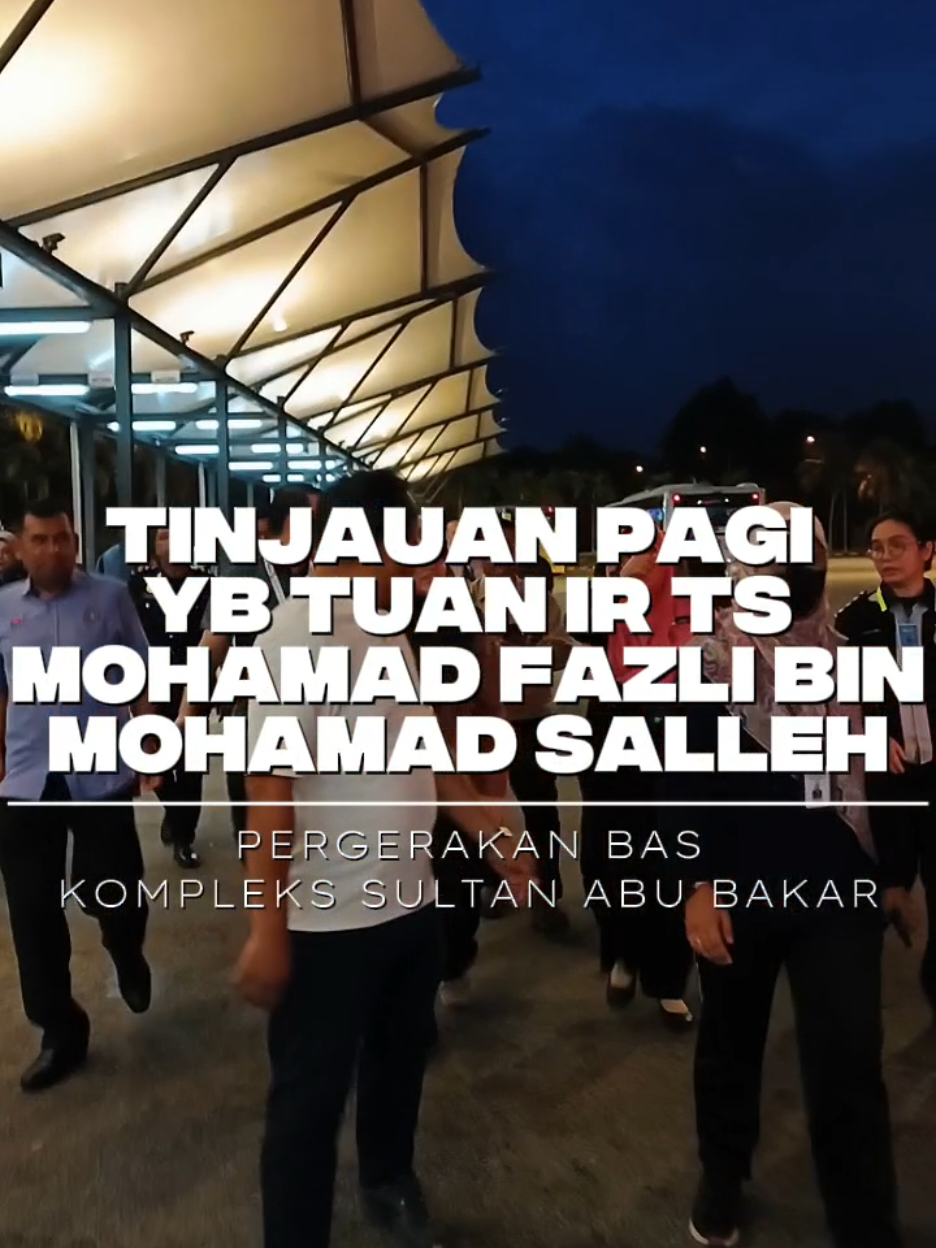 𝐓𝐈𝐍𝐉𝐀𝐔𝐀𝐍 𝐏𝐀𝐆𝐈 𝐓𝐄𝐑𝐇𝐀𝐃𝐀𝐏 𝐏𝐄𝐑𝐆𝐄𝐑𝐀𝐊𝐀𝐍 𝐁𝐀𝐒 𝐃𝐈 𝐊𝐎𝐌𝐏𝐋𝐄𝐊𝐒 𝐒𝐔𝐋𝐓𝐀𝐍 𝐀𝐁𝐔 𝐁𝐀𝐊𝐀𝐑 26 Jun 2025, Khamis — YB Tuan Ir. Ts. Mohamad Fazli bin Mohamad Salleh, Pengerusi Jawatankuasa Kerja Raya, Pengangkutan, Infrastruktur dan Komunikasi Negeri Johor telah mengadakan tinjauan awal pagi ini di Kompleks Sultan Abu Bakar (KSAB), khusus bagi memantau aliran pergerakan bas yang membawa penumpang menuju ke Singapura. Turut hadir mengiringi beliau ialah Puan Damia binti Razali, Timbalan Komander Agensi Kawalan dan Perlindungan Sempadan (AKPS), bersama pegawai-pegawai kanan AKPS KSAB serta pihak Pengurusan Kompleks Sutan Abu Bakar yang bertugas bagi memberi maklumat di lapangan. Tinjauan ini memberi tumpuan terhadap kelancaran laluan bas dan pengurusan aliran trafik semasa waktu puncak. Beberapa cadangan awal telah diketengahkan bagi meningkatkan kecekapan pengurusan aliran trafik dan keselesaan pengembara tanpa mengabaikan aspek keselamatan kawasan sempadan. Jom 𝐅𝐎𝐋𝐋𝐎𝐖 dan 𝐋𝐈𝐊𝐄 Media Sosial Rasmi Agensi Kawalan dan Perlindungan Sempadan Kompleks Sultan Abu Bakar (AKPS KSAB) dan Agensi Kawalan dan Perlindungan Sempadan Malaysia bagi mendapatkan informasi terkini dan aktiviti berkaitan AKPS. Media Facebook AKPS KSAB https://www.facebook.com/profile.php?id=61572678398257 TikTok Media AKPS KSAB  https://www.tiktok.com/@akps_ksab #KementerianDalamNegeri #AKPS #akpsksab #imigresen #JimJohor #mybordercontrol #MalaysiaMadani #KeselamatanNegara #KDN_TogetherWeAreOne #KeselamatanTanggungjawabBersama #sempadanterpeliharanegaramakmurdanmaju #runsgd