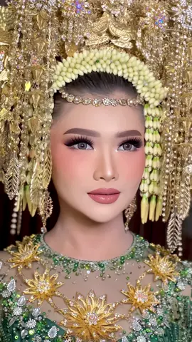 Minang Pride @fhatio_zaky @iyaai sofyan @MUAHitssPadang💄  Muse @porto.by.naya  Sunting @erik_pradenata  Gown @dandygallery_gown  Eyelash @bulumatadhimi  Skinprep @biobeautylab  Produk @dungdung_makeupstore