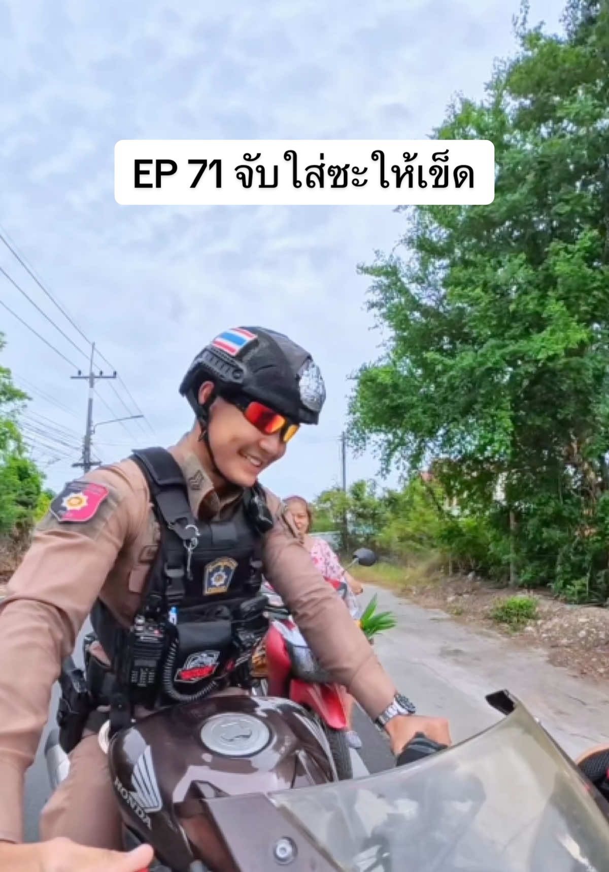 จับๆๆๆ จับใส่หมวกซะให้เข็ด #ตำรวจน๊อต #สายตรวจนครหลวง 