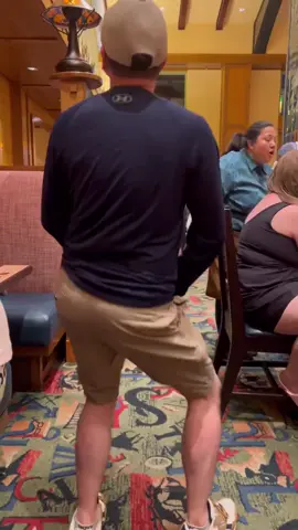 Me pidieron el reto Bambole y lo hice en Disneyland en el buffet!