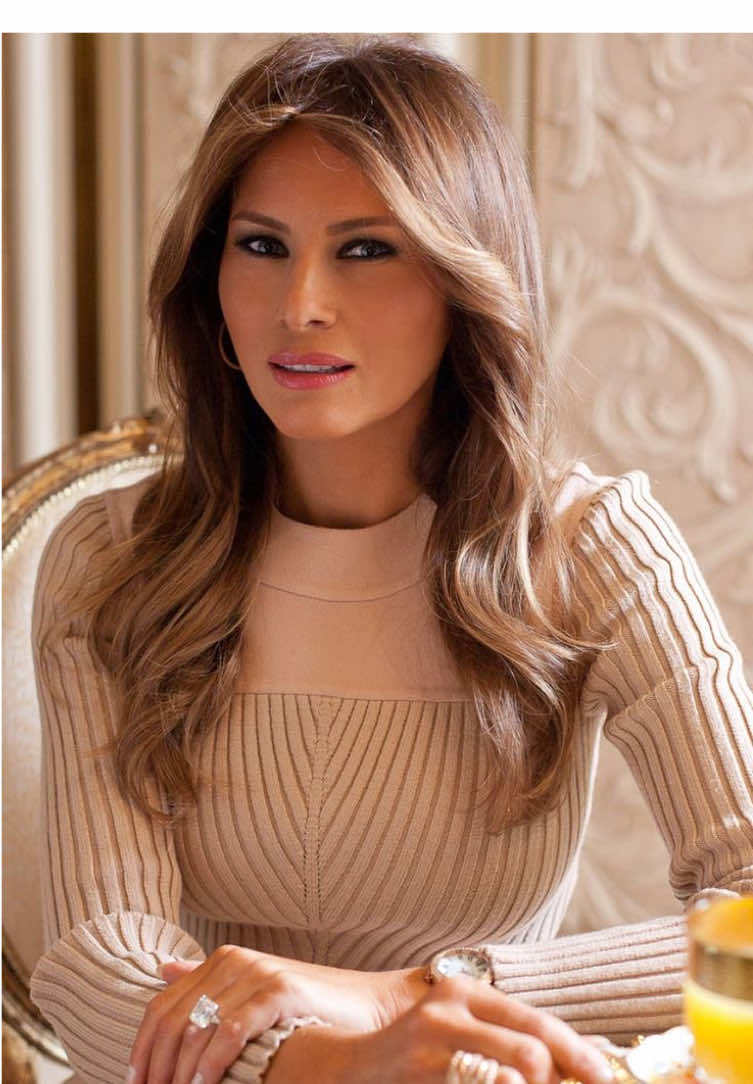 Melania không tranh luận, không phản kháng, không cần gào thét trong các cuộc khủng hoảng hôn nhân. Vì bà hiểu rõ rằng, sức mạnh của mình không nằm ở lời nói, mà nằm ở đứa trẻ mang họ Trump cuối cùng. Trong khi người khác phải ký đơn ly hôn bằng nước mắt, bà tái đàm phán hợp đồng bằng sự im lặng của một người mẹ – mẹ của người thừa kế cuối cùng, người được Trump âm thầm ưu ái và công khai bảo vệ. Barron là tấm lá chắn, là “quyền lực mềm”, là viên ngọc Melania không cần khoe ra nhưng cả thế giới phải nhìn vào. “Đ.ẻ một lần, xứng đáng một đời.” #melaniatrump #barrontrump #donaldtrump #trump #royalfamily 