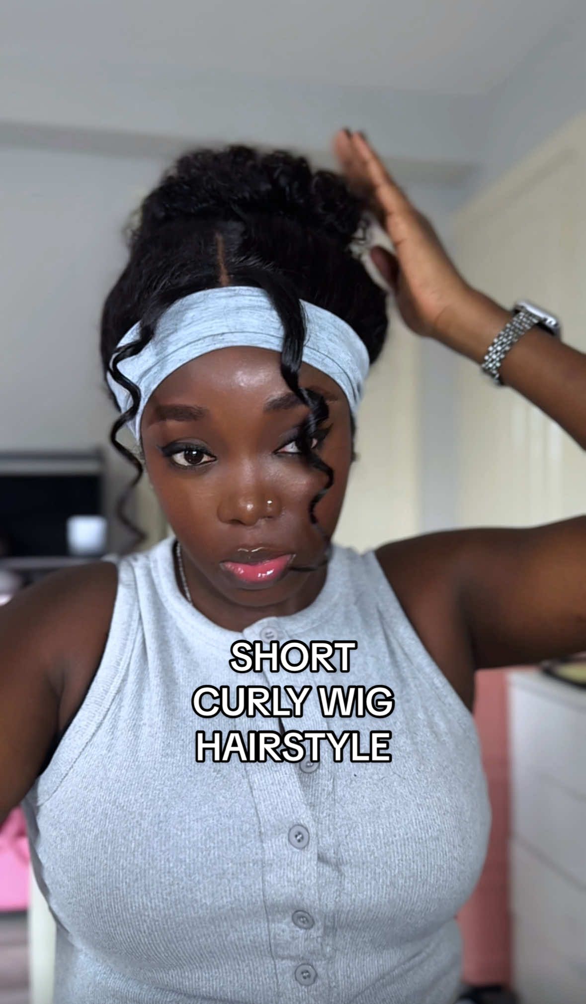 Try this quick & easy hairstyle when next you wear your short curly wig😊 #closurewig #hairstyle #wighairstyles #hairtutorial #wigtutorial #curlyhairstyles #curlyhairtutorial #wigtutorial #wigstyling #wigstylist #hairinfluencer #wiginfluencer #headbandhairstyle #headbandtutorial 