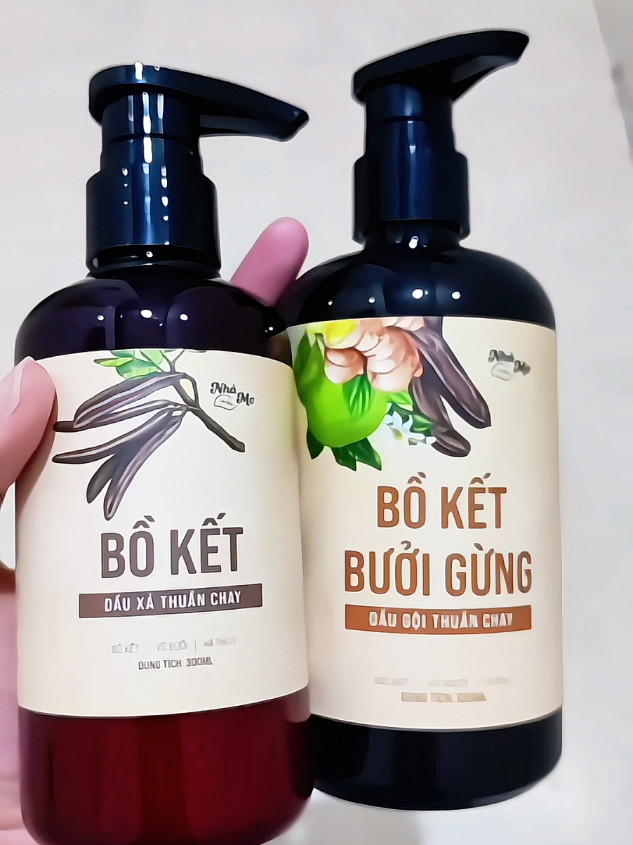 Dầu gội bồ kết gừng bưởi 500ml Nhà Mơ  giảm rụng mọc tóc 1. Thành phần: - Dầu gội bồ kết Nhà Mơ chứa 100% các thành phần tự nhiên như Bồ Kết, Bưởi, Bồ Hòn, Hà Thủ Ô, Hương Nhu, Sả, Chanh, Gừng và các thảo mộc khác, tạo thành một công thức tự nhiên tinh tế và hiệu quả. Đặc biệt các thành phần như bồ kết, gừng, bưởi được cho lượng nhiều vì đây là các thành phần nổi tiếng giúp cho tóc mọc chắc khỏe, giảm rụng, phục hồi tóc/ - Để giúp việc sử dụng dầu gội tiết kiệm, dễ dàng gội massage, Nhà Mơ đã cho ra công thức chứa chiết xuất bồ hòn cô đặc, chiết xuất tạo bọt từ acid béo dầu dừa và bột ngô, từ đó giúp dầu gội của Nhà Mơ có bọt tốt hơn nhưng hoàn toàn an toàn sử dụng được cho mẹ bầu, mẹ mang thai và cho con bú 100% từ thiên nhiên. 2. CÔNG DỤNG - Dầu gội bồ kết gừng bưởi Nhà Mơ giúp phục hồi nan tóc hư tổn, giúp nan tóc khỏe giảm gãy rụng và hỗ trợ quá trình mọc tóc thay thế. - Sản phẩm cũng làm sạch tóc và loại bỏ dầu nhờn trên da đầu. - Ngoài ra, nó ngăn ngừa nấm, gàu, chấy và tăng cường dưỡng chất từ thiên nhiên để nuôi dưỡng da đầu và kích thích mọc tóc, mang lại mái tóc suôn mượt.  - Hơn nữa, hương thơm dược liệu tự nhiên tạo cảm giác sảng khoái và thư giãn khi gội đầu. 3. Hướng dẫn sử dụng: Có thể dùng trực tiếp dầu gội lên da đầu và massage nhẹ nhàng từ 5-10 phút để loại bỏ tế bào chết và bụi bẩn. Hoặc có thể dùng cách dưới đây: Bước 1: Lấy một ít dầu gội, khoảng 5ml, và trộn vào 250ml nước sạch. Khuấy nhẹ. Bước 2: Lấy một nửa hỗn hợp đã khuấy cho lên tóc. Bạn có thể dùng tay để nhẹ nhàng mát-xa da đầu và tóc trong khoảng thời gian từ 5 đến 10 phút. Bước 3: Rửa sạch tóc bằng nước. Hãy chắc chắn là bạn đã rửa sạch dầu gội và hỗn hợp trên tóc. Bước 4: Tiếp tục lấy phần còn lại của hỗn hợp và áp dụng lên tóc. Tiếp tục mát-xa nhẹ nhàng trong khoảng 5 phút. Bước 5: Sau đó, rửa sạch tóc bằng nước và sử dụng khăn để lau khô tóc. - Thành phần 100% từ các nguyên liệu thiên nhiên chất lượng. - Cam kết không sử dụng chất bảo quản, chất tạo màu và không pha trộn. - Không chứa SLS, Silicon, Paraben. - Không sử dụng chất tạo màu và hương liệu tổng hợp. Dầu gội bồ kết Nhà Mơ là dạng kem ủ tự nhiên từ nha đam và tinh dầu thiên nhiên, mang lại hương thơm dịu nhẹ và thư giãn khi sử dụng, không gắt nồng như mùi hương tổng hợp thông thường. - Sản phẩm phù hợp cho mẹ bầu, phụ nữ sau sinh và trẻ em trên 3 tuổi.