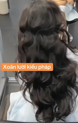 Dáng tóc layer nhưng vẫn muốn bồng bềnh thì uốn kiểu xoăn này nhé chị em.#chanhair #LearnOnTikTok #uốntoc #viral #uốnxoănlườipháp #xuhuong #tocdepsaigon #fyp #xoănlười 