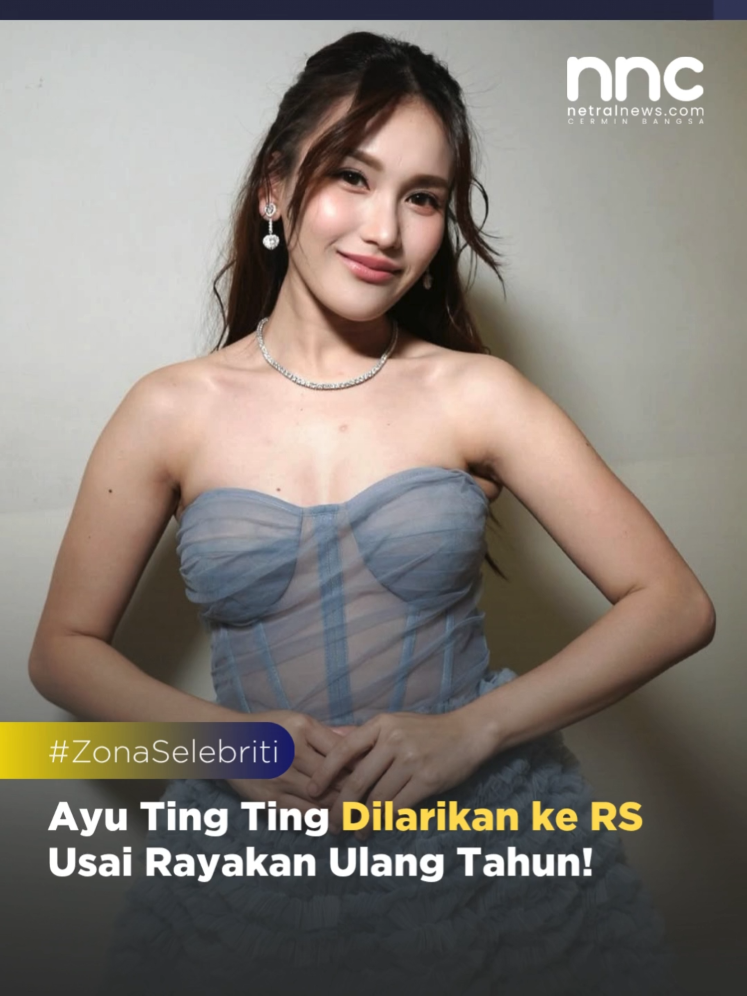 Hi, N-Peeps! Pedangdut Ayu Ting Ting baru saja merayakan ulang tahun ke-33 pada 20 Juni 2025 lalu. Usai beberapa kali mendapatkan kejutan dan perayaan ulang tahun, dirinya malah dilarikan ke rumah sakit di dekat kediamannya di Depok. Hal itu disampaikan oleh ibunda Ayu, Umi Kalsum. Dia sampaikan anaknya sempat diambil darah saat proses pemeriksaan dan Ayu masih dirawat di rumah sakit. “Allah sayang sama kamu nak biar kamu istirahat sejenak di rumah sakit ya nak,” doa Umi Kalsum, dikutip dari unggahannya. Umi Kalsum berdoa, penyakit yang cepat datang menyerang anaknya, bisa sembuh juga dengan cepat. Dia harap Ayu juga tidak takut karena ada sang ibu yang selalu menemani di sisinya, menjaga dalam suka dan duka. “Anak ibu sehat kembali ya,” doa Umi Kalsum. Sebelumnya Umi Kalsum katakan bahwa kondisi Ayu sempat lemas dan tak berdaya. Dia memohon doa agar anaknya sembuh dan lekas bisa aktivitas lagi. “Lah dirawat bu? Kecapean ultahnya dirayain berhari hari kaliii…cepet sehat ya sayang,” doa pedangdut Iis Dahlia. Tidak hanya dari Iis Dahlia, doa juga datang dari rekan sesame artis lainnya. Salah satunya dari presenter Ruben Onsu. Di tengah kesibukannya, Ruben tampak datang ke Depok dan mengunjungi Ayu ke kamar rawat inap. Ruben doakan agar Ayu, yang dia sapa dengan sebutan Rosma sebagai guyonan agar lekas sembuh. “GWS rosma,” tulis mantan suami penyanyi Sarwendah itu. Sebelumnya Ayu berbahagia karena tahun ini memiliki pesta ulang tahun impian. Dia ingin suasana pantai untuk berkumpul intim bersama keluarga dan sahabat terdekat, dengan dekorasi cantik, keren, serta makanan enak. #ayutingting #pedangdut #penyanyidangdut #selebriti #nnc #makinmengerti #beritaterkini