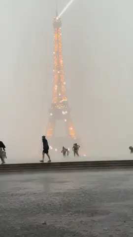 Paris sous la pluie ☔️❤️ #paris #eiffeltower #rain 