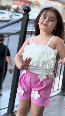 Dame Un Grrr🖤🩷  Geyim: @mini_moda_xirdalan  #kidsmodel_aylin #global #fypシ゚ #parati #grr #katteyes #akım #trend 