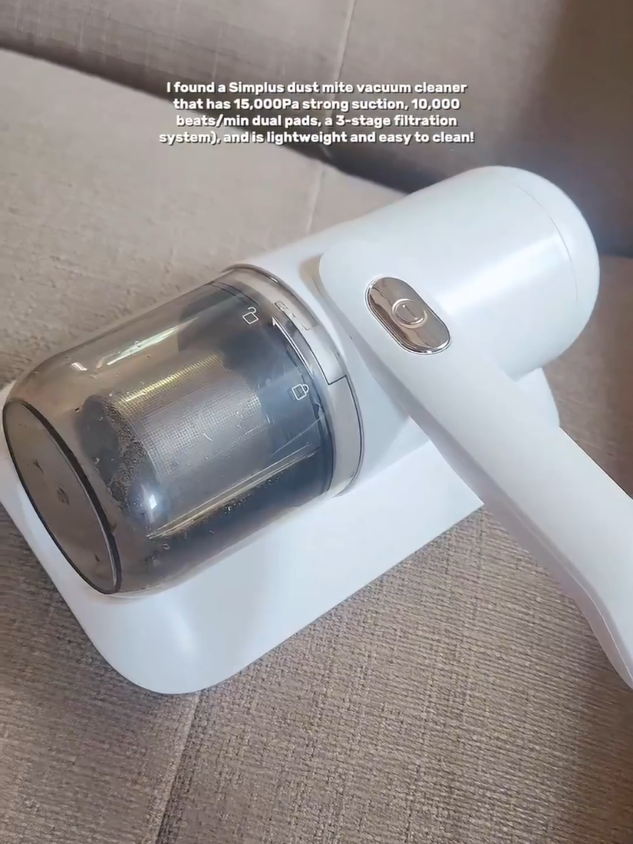 I found a Simplus dust mite vacuum cleaner — it has 15,000Pa strong suction, 10,000 beats/min dual pads, a 3-stage filtration system (metallic filter, HEPA-F9, and sponge filter), and it’s lightweight and easy to clean! Perfect for tackling mites, hair, bacteria, and dust in every corner. ☘️ #vaccum #tiktok #fyp 