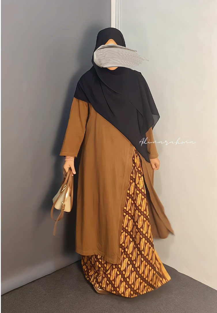 Siapa disini yang suka pake jarik?! Feeling like putri Jawa 🥰 #outfitideas #tunik #ootdhijab #hijab #outfit #inspo #outfitideas #OOTD #modestfashion #jawa 