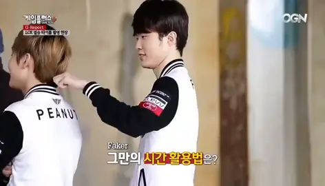 rồi sao phủi xuống mà bỏ dô túi áo lại vậy anh sang hiếc ơii =)) cái sự simp của ảnh tràn màn hình luôn  #abcxyz #foryou #abcxyz #fakenut #faker #peanut #skt 