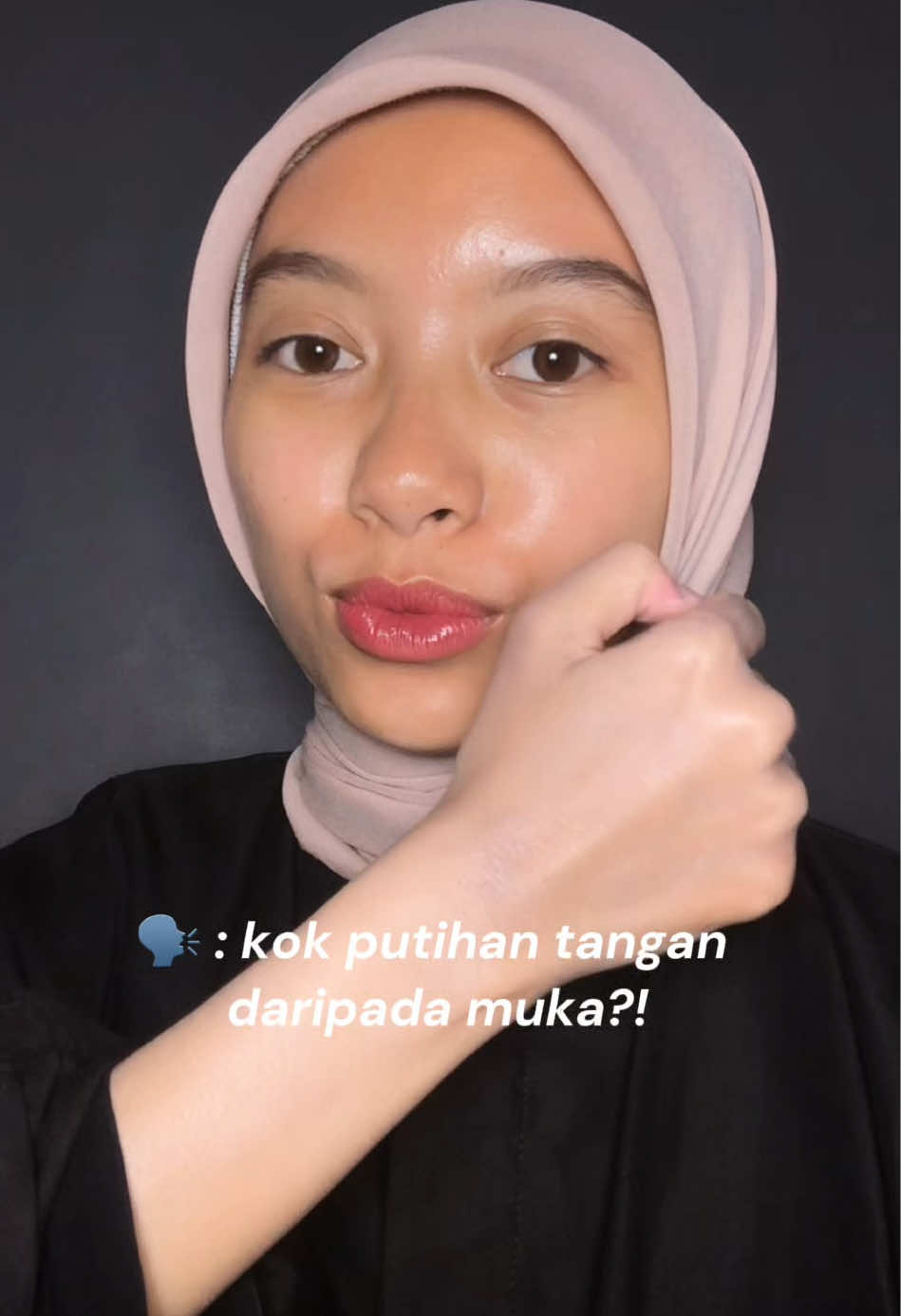 Kulit cerah pas bangun tidur? Bisa banget! Pakai Glad2Glow Berry Overnight Body Serum, teksturnya ringan, wangi berry-nya bikin nagih, dan hasilnya... kulit lebih lembap & glow dari malam ke pagi!  Yuk cobain, malam ini juga! #lotionpulen60rb #g2gbodylotion #g2gbodyserum #bodyserum #bodylotion #bodycare #fyp #foryoupage 