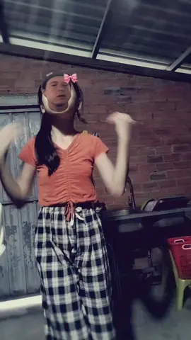 Mọi người ơi hộ mik vd này với, nếu 30 tim thì mặc váy nhảy 